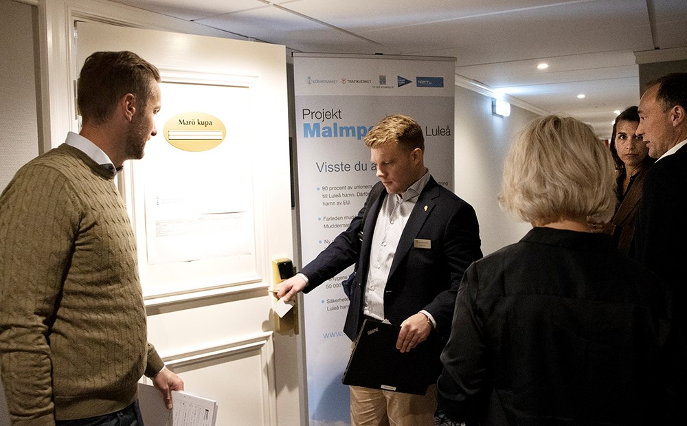 Efter gemensam presentation var det dags för individuella samtal. Max Bjurström låser upp samtalsrummet för Malmporten.