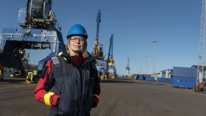 Generaldirektör Katarina Noren står i en hamn. I bakgrunden syns kranar.
