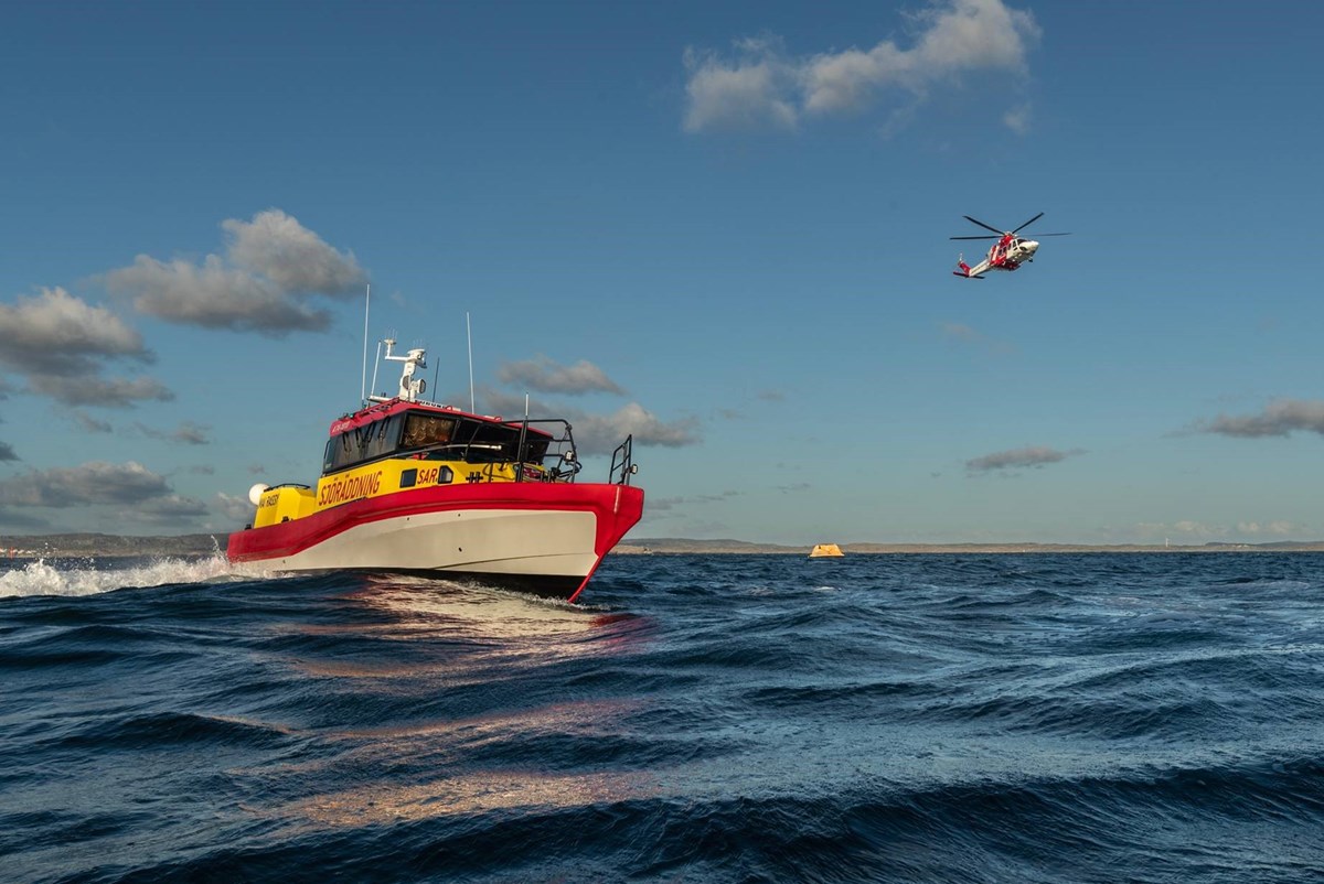 Båt från Sjöräddningssällskapet och helikopter från Sjöfartsverket