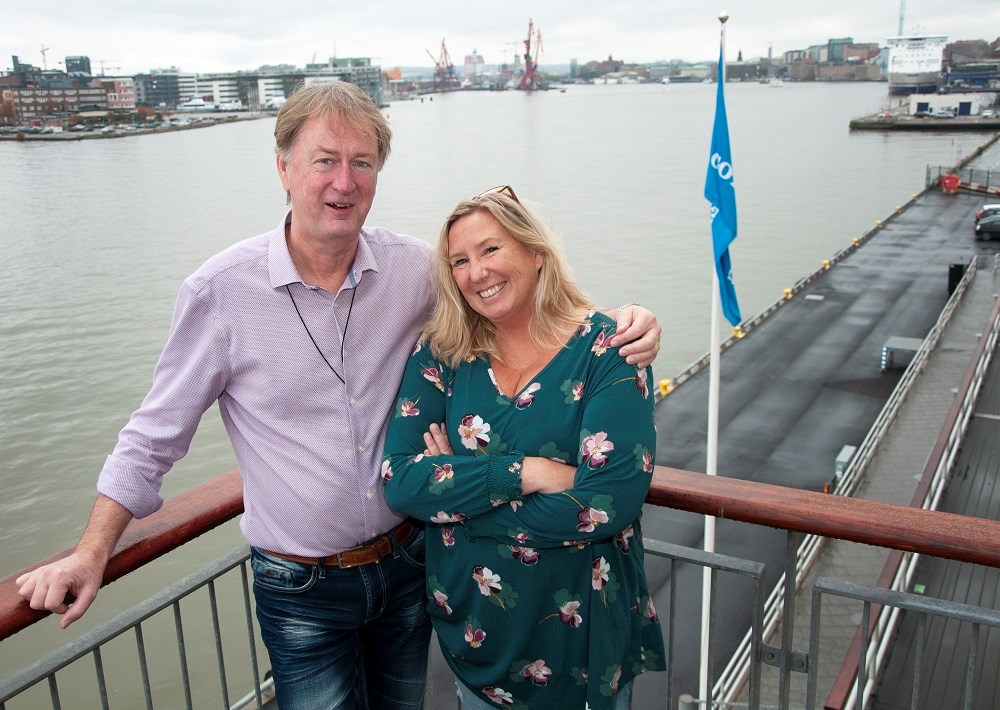 Projektledare Jan Andersson och Åsa Kärnebro, hamnkapten och ansvarig för den nautiska säkerheten i hamnen. Foto: Agne Hörnestig. Jan Andersson och Åsa Kärnebro står utomhus med hamnen i bakgrunden. De ser in i kameran och ler.