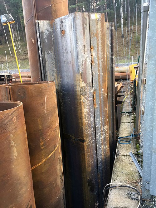 En spontplanka har drivits ner som stopp för att förhindra att mer grusmassor rinner bort när spontningsarbetet fortskrider. Foto: Sjöfartsverket En spontplanka har drivits ner som stopp för att förhindra att mer grusmassor rinner bort när spontningsarbetet fortskrider.