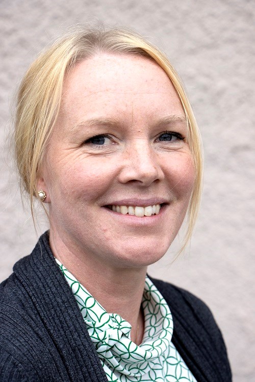 Åsa Jansson, miljöspecialist på Sjöfartsverket. Foto: Agne Hörnestig. Porträtt av Åsa Jansson. Ho tittar in i kameran och ler.