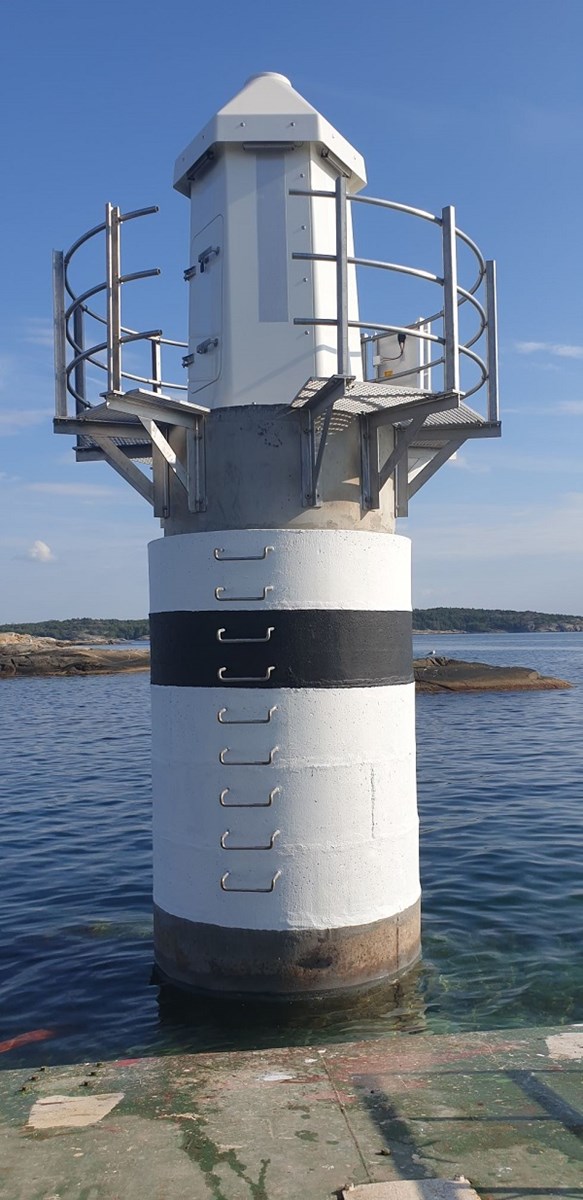 En av de färdigställda fyrarna vid grundet Bulthålan. Foto: Johan Färnstrand. Fyren Flatskär står färdigkonstruerad på en klippa.