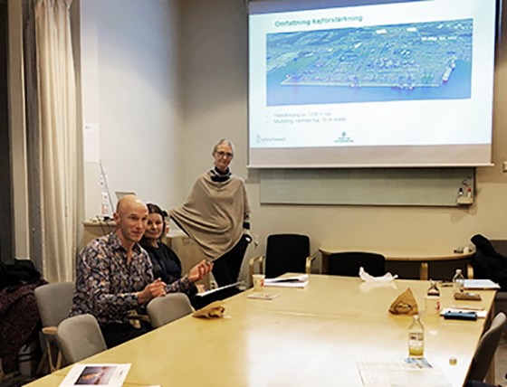 Projektledare Patrik Benrick vid dialogmötet i Torslanda. Vid sidan av honom Maria Paijkull , Sjöfartsverkets juridiska ombud samt Kristina Bernstén, delprojektledare Miljö för Göteborgs Hamn AB. Möte vid ett stort bord. En power point om Skandiahamnen syns på väggen.