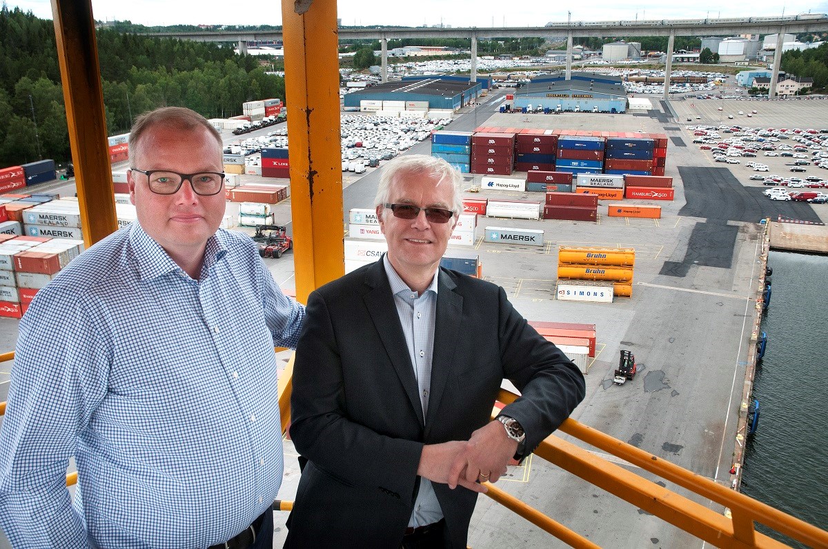 Tar höjd för fossilfritt samhälle med elbilar, bilar som körs på HVO, laddstolpar och mycket mer. Robert Tingvall och Mats Johannesson, samhällsbyggnadsstrateg Södertälje kommun, har ett gemensamt mål. Tar höjd för fossilfritt samhälle med elbilar, bilar som körs på HVO, laddstolpar och mycket mer. Robert Tingvall och Mats Johannesson, samhällsbyggnadsstrateg Södertälje kommun, har ett gemensamt mål.