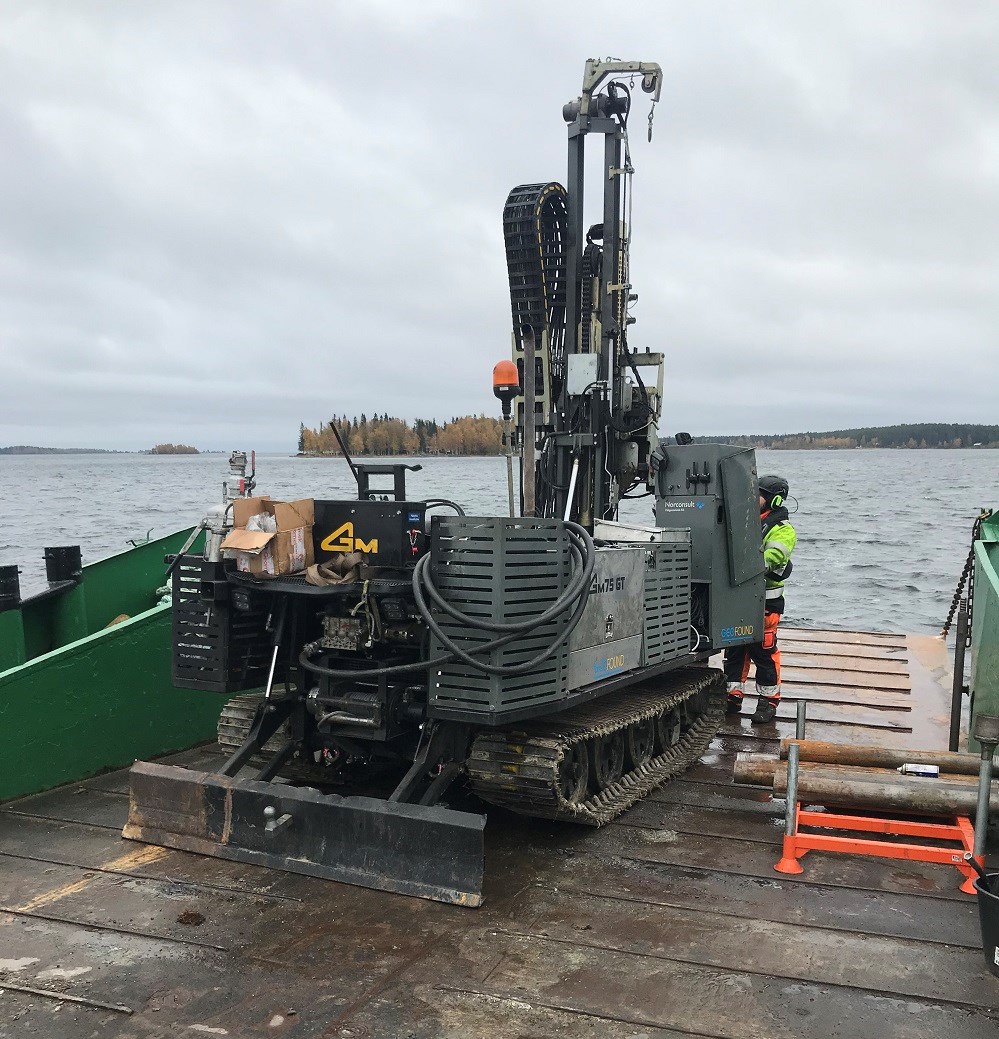 Den geotekniska undersökningen görs huvudsakligen i farleden in till Luleå hamn. Personal från Norconsult Fältgeoteknik AB jobbar på uppdrag av Infra Action AB som har ramavtal med Sjöfartsverket. Foto: Håkan Rosén. Geoteknisk undersökning genomförs i Luleå, en