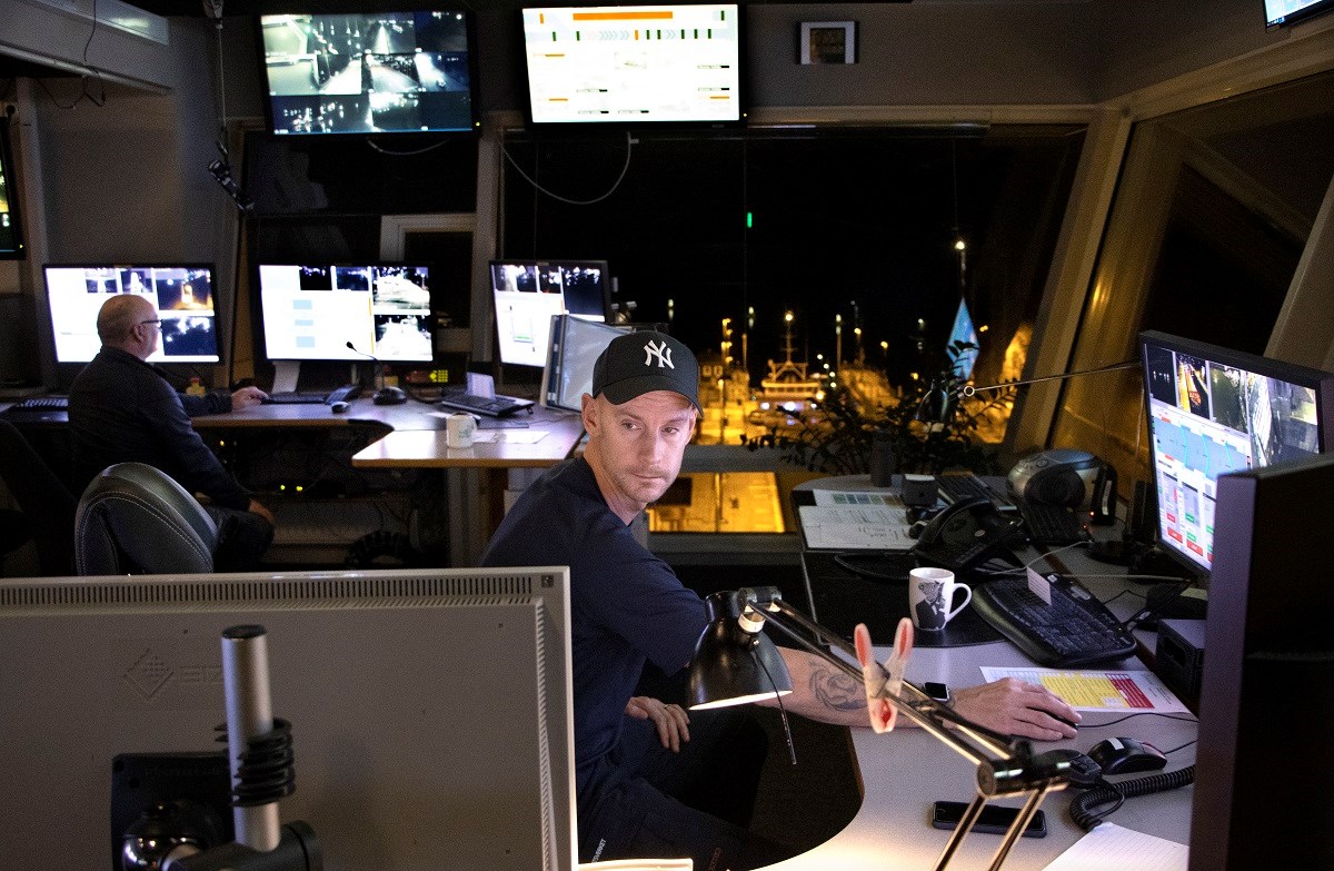 Kanalcentralen i Trollhättan. Olle Löfvengren, kanaloperatör, är en av många som jobbar där. Foto: Agne Hörnestig Kanalcentralen i Trollhättan. Kanaloperatören Olle Löfvengren är en av många som jobbar där.