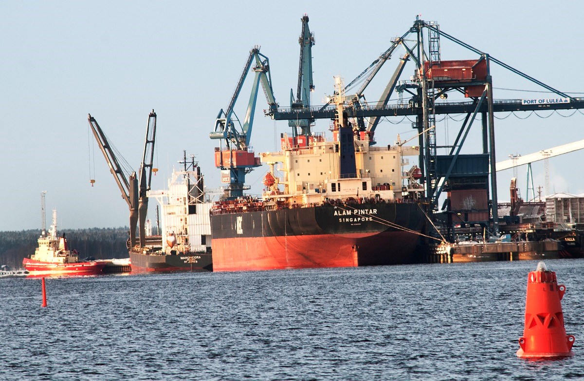 Fartyg vid kaj i Luleå hamn