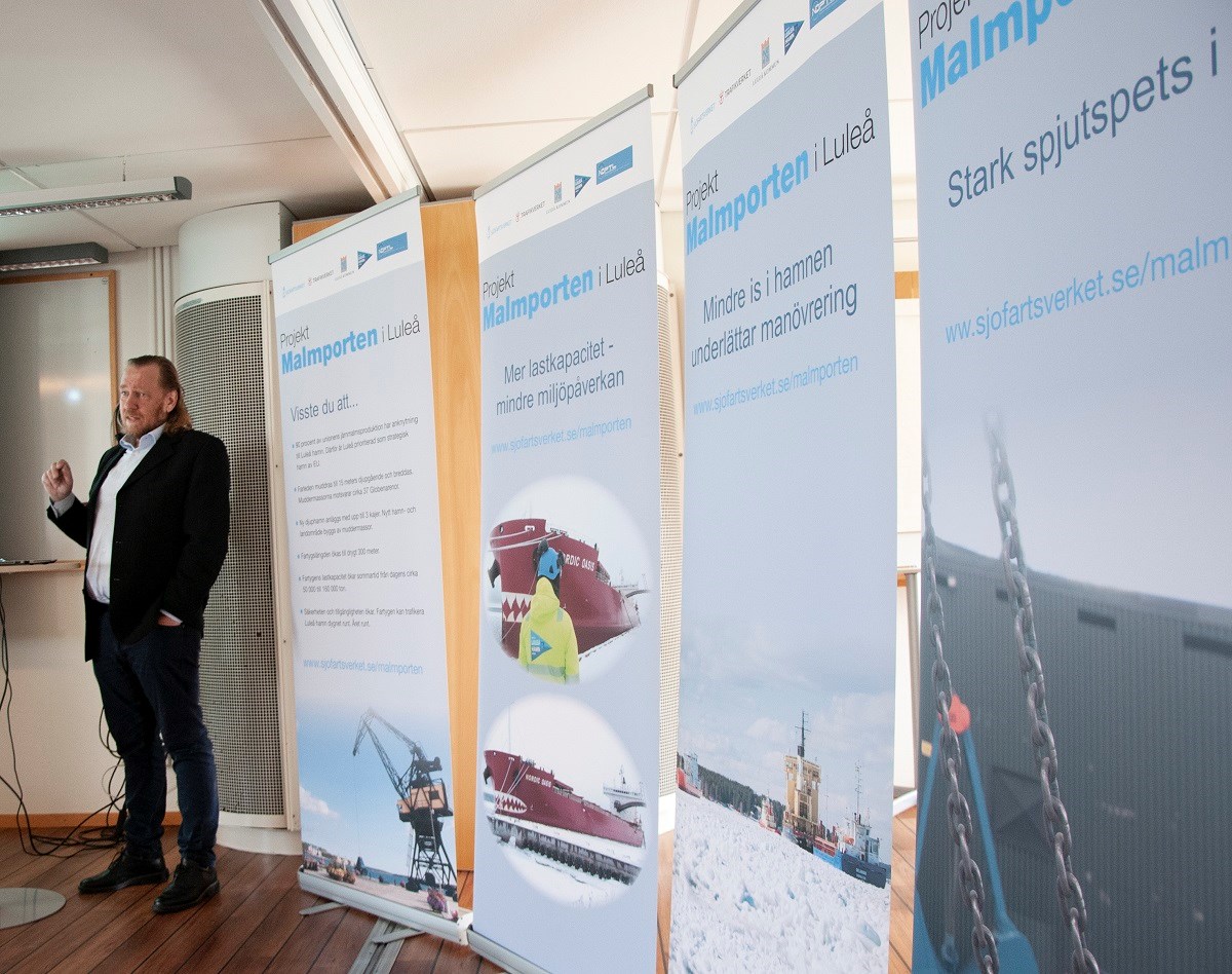 Mikael Sandström (bilden) var tillsammans med Mikael Pesula projektledare för en delstudien om isreducering i Luleå hamn. Det är en av sex delstudier som gjorts inom ramen för projekt Malmporten. Läs mer i nyhetsbrev 20/2018 och 21/2019. Foto: Agne Hörnestig Mikael Sandström , en av projektledare för delstudien om isreducering i Luleå hamn