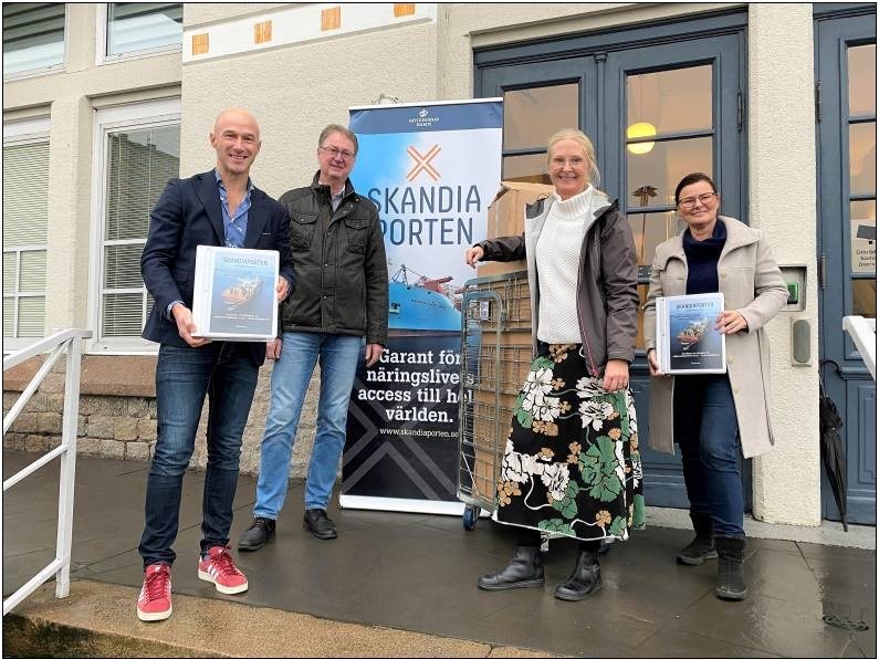 Tilståndsansökan med miljökonsekvensbeskrivning lämnas till Mark-och miljödomstolen i Vänersborg den 22 december 2020.. Från vänster projektledarna Patrik Benrick, Sjöfartsverket och Jan Andersson, Göteborgs Hamn. Vidare Kristina Bernstén, delprojektledare miljö, Göteborgs hamn samt Maria Paijkull, Sjöfartsverkets juridiska ombud. Foto: Göteborgs Hamn AB. Tilståndsansökan med miljökonsekvensbeskrivning lämnas till Mark-och miljödomstolen