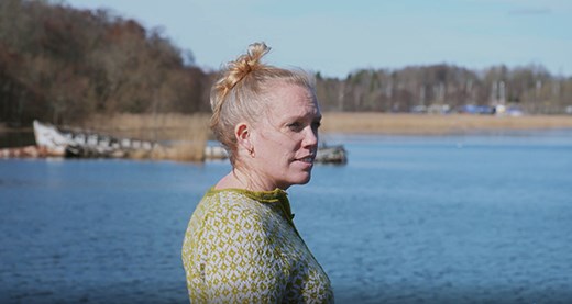 Cajsa Jersler Fransson Bild på Cajsa Jersler Fransson framför vattnet