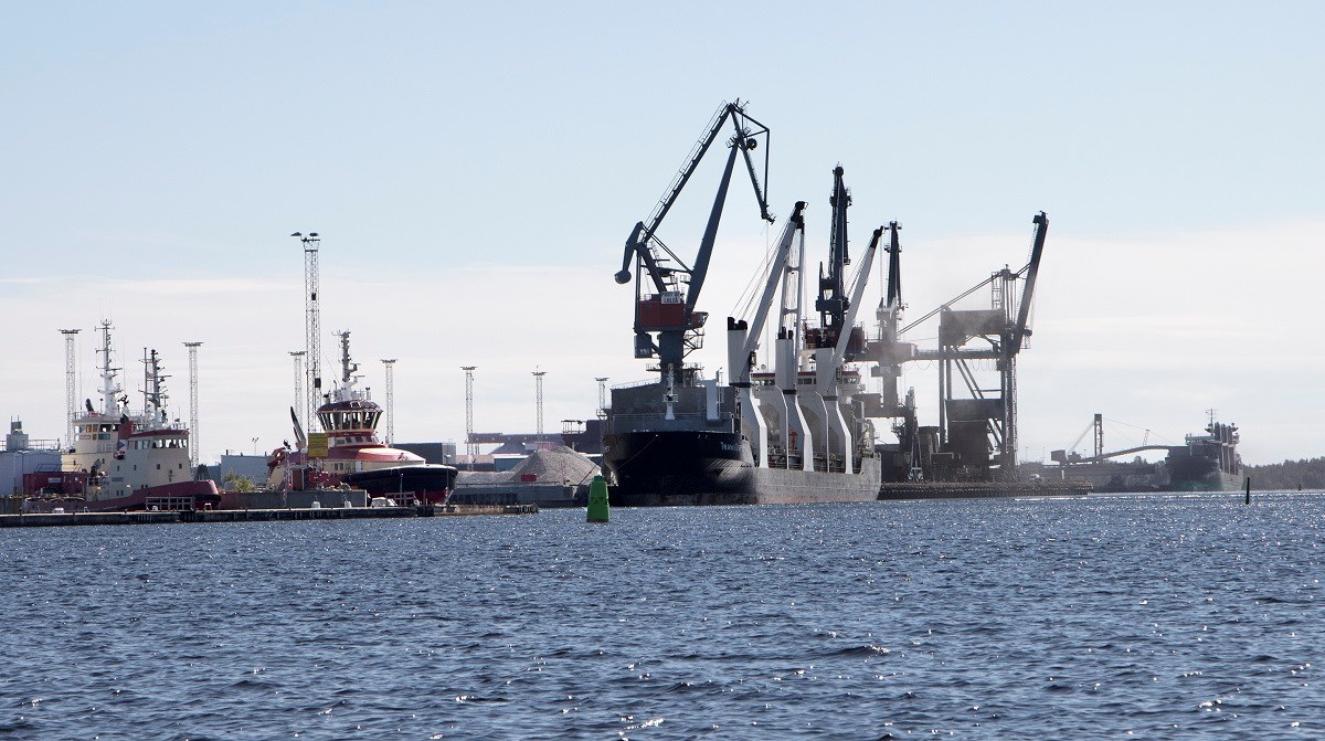 Luleå Hamn med Vilja i förgrunden, världens modernaste bogserbåt med hybriddrift.