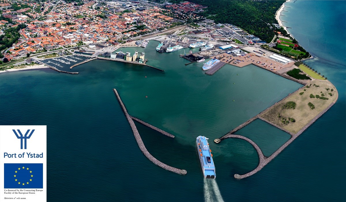 Bilden visar ett montage av nuvarande Ystad Hamn och den nyanlagda vågbrytaren om 1,6 kilometer. Foto: Ystad Hamn Ystad hamn från ovan.