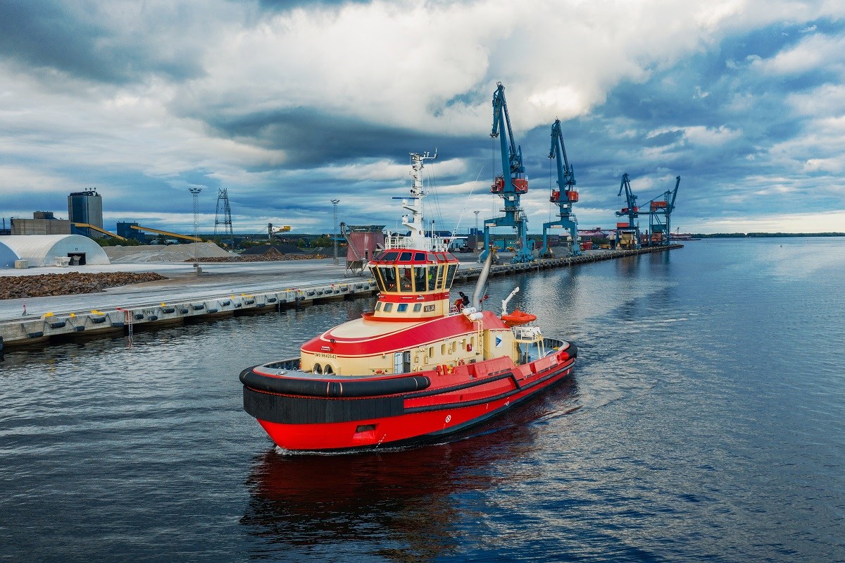 Vilja kom till Luleå hamn den 4 juli. Foto: Jacob Nilsson. Bogserbåten Vilja åker längs Luleå hamn. Kranar syns i bakgrunden.