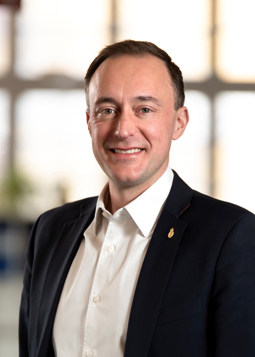 Joel Smith, infrastrukturdirektör, Sjöfartsverket. Foto: Niclas Fasth. Porträtt av Joel Smith. Han ser in i kameran och ler.