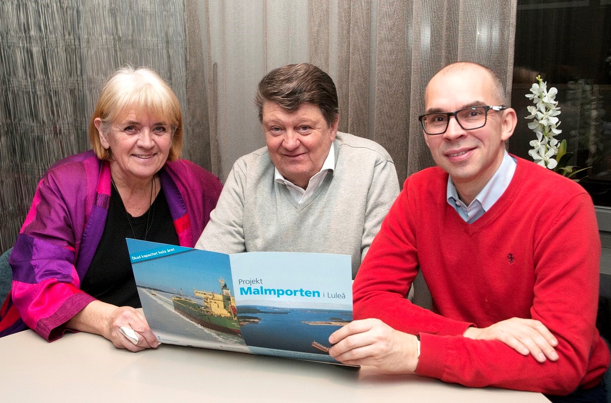 Birgitta Ahlqvist, styrelseordförande i Luleå Hamn, Tage Edvardsson, Sjöfartsverkets projektledare samt Niklas Nordström (S) kommunstyrelsens vice ordförande
