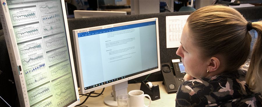 The Swedish Icebreaking Management is the central hub of state icebreaking in Sweden A woman studies graphs on her computer screen.