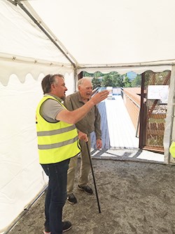 Projektchef Timo Rajasaari från entreprenören Züblin berättar om hur arbetet fortskrider. Foto: Sjöfartsverket Projektchef Timo Rajasaari från entreprenören Züblin berättar om hur arbetet fortskrider.