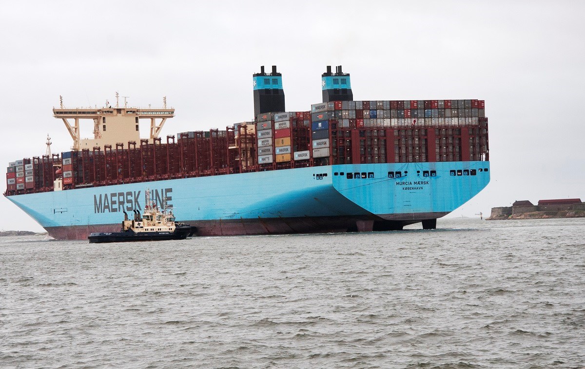 Murcia Maersk calls at Skandia Harbour in Gothenburg. New Älvsborg Fortress from the 17th century is seen in the background. Photo: Agne Hörnestig