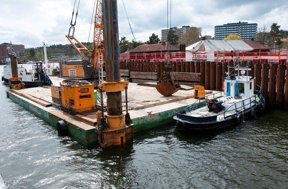 Arbetspråm med kran av samma typ som kommer att användas vid arbetena i kanalen. Foto: Agne Hörnestig Arbetspråm med kran av samma typ som kommer att användas vid arbetena i kanalen.