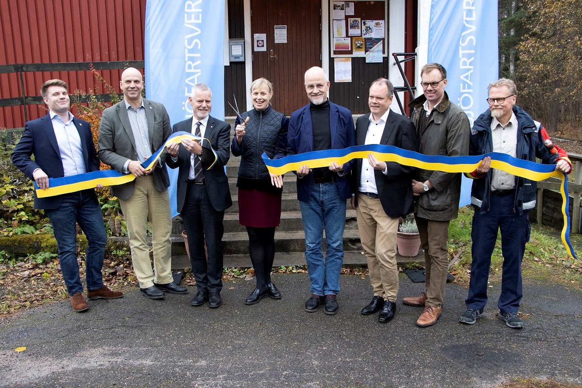 Sjöfartsverkets gd, Katarina Norén, klippte till och så var farleden till Hargs Hamn invigd. Från vänster: Projektledare Max Bjurström, Sjöfartsverket, regionråd Johan Örjes, Region Uppsala, regionala direktören Einar Schuch, Trafikverket Öst, kommunalrådet Jacob Spangenberg, Östhammar, vd Peeter Nömm, Hargs Hamn, produktmarknadschef Per Germundsson, Lantmännen och lotsen Johan Berggren som jobbat mycket engagerat för en säkrare farled. Foto: Agne Hörnestig Sjöfartsverkets gd, Katarina Norén, klippte till och så var farleden till Hargs Hamn invigd. Från vänster: Projektledare Max Bjurström, Sjöfartsverket, regionråd Johan Örjes, Region Uppsala, regionala direktören Einar Schuch, Trafikverket Öst, kommunalrådet Jacob Spangenberg, Östhammar, vd Peeter Nömm, Hargs Hamn, produktmarknadschef Per Germundsson, Lantmännen och lotsen Johan Berggren som jobbat mycket engagerat för en säkrare farled. Foto: Agne Hörnestig