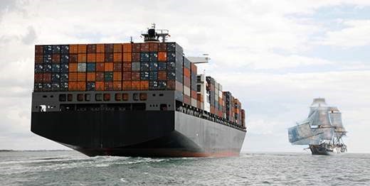 Ostindiefarare och ett modernt containerfartyg