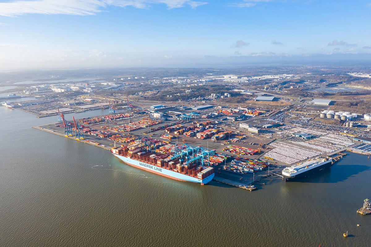 Skandiahamnen är den enda i landet med direktanlöp Europa-Fjärran Östern för containertrafik. Foto: Göteborgs hamn Skandiahamnen ovanifrån med stort fartyg.