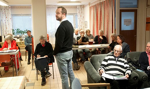 Först en kontroll av aktuell bild i presentationen och sedan muntlig information. Projektledare Johan Wahlström talade inför 20-talet medlemmar som hade slutit upp till årsmötet.Till höger, längst fram i bild, Bengt Haglund som är ordförande i föreningen. Det var han som tog initiativ till informationsstunden. Bengt Haglund, sittande, tog initiativ till informationsstunden.