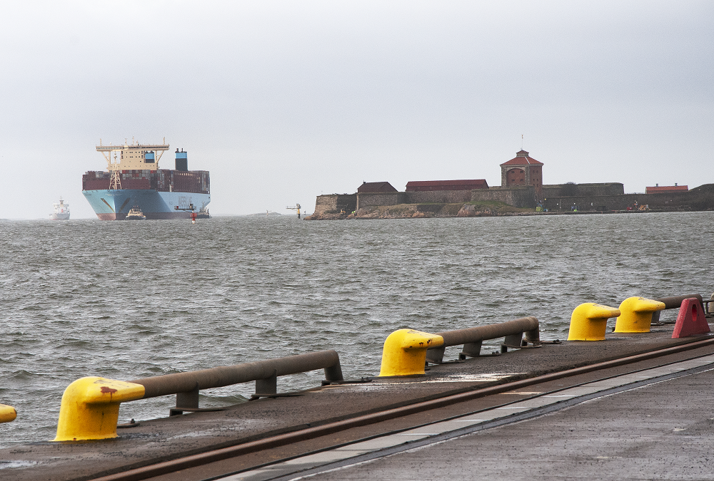 Ett fartyg på väg in till Skandiahamnen. Det är dimmigt.