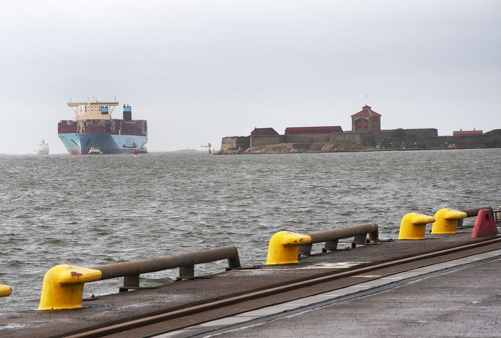 Ett av världens största containerfartyg på väg in till Skandiahamnen. Foto: Agne Hörnestig Ett fartyg på väg in till Skandiahamnen. Det är dimmigt.