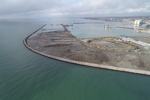 Den nya vågbrytaren är 1,6 kilometer lång. Ett flygfoto över inloppet till Ystad hamn, och vågbrytaren.