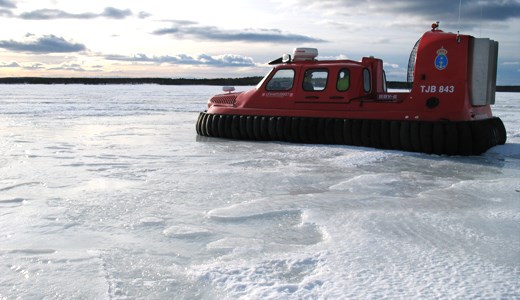 Sjöfartsverkets svävare på isen
