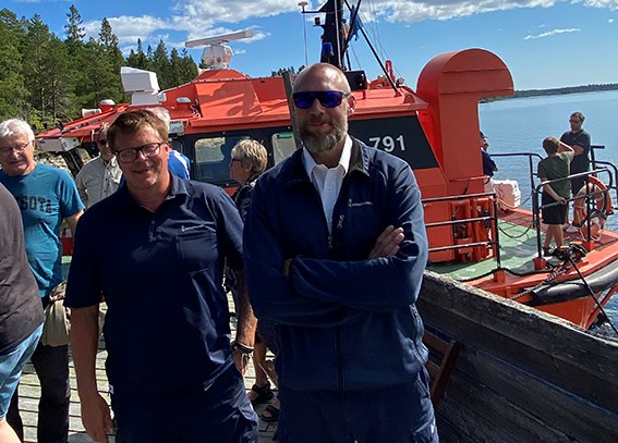Mats Hedlund, båtman och Mikael Martling, lots redo att möta alla besökare Mats Hedlund och Mikael Martling