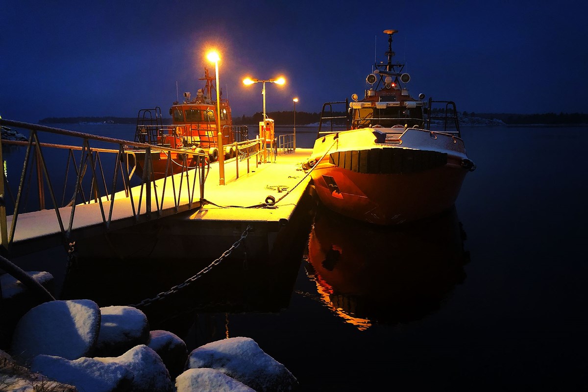 Foto: Niklas Nordgren Lotsbåtar förtöjda vid bryggan en vintermorgon