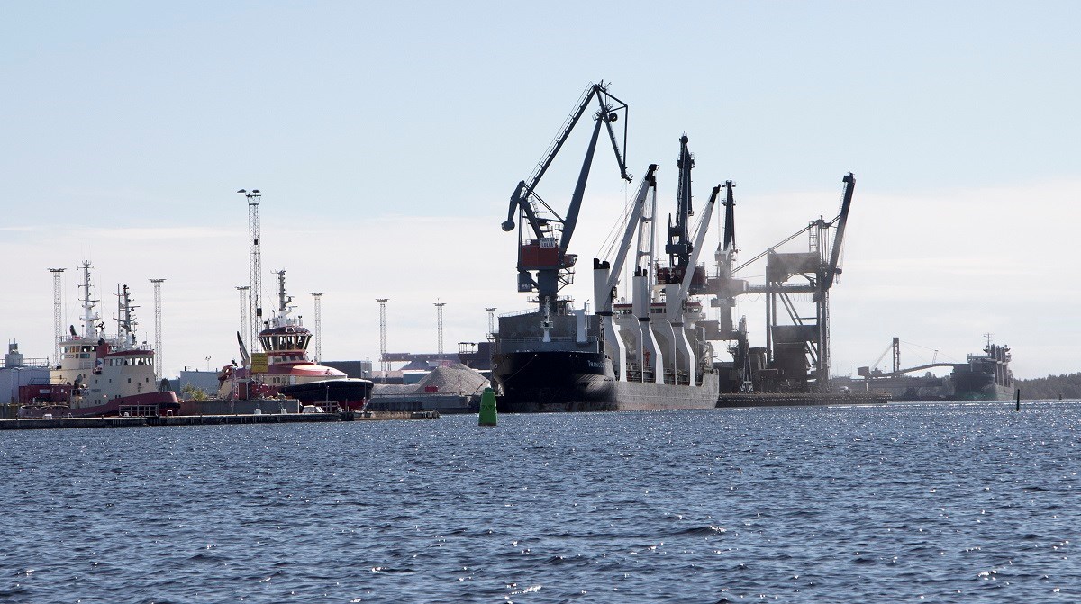 Project Malmporten in Luleå is the Swedish Maritime Administration’s largest dredging project. Looming in the foreground is Vilja, the world’s most up-to-date tug, with hybrid propulsion and ice-breaking capability, which the Port of Luleå has bought in order to enable excellent assistance to be provided to the significantly larger vessels that will be calling at the Port of Luleå as a result of Project Malmporten. Photo: Agne Hörnestig