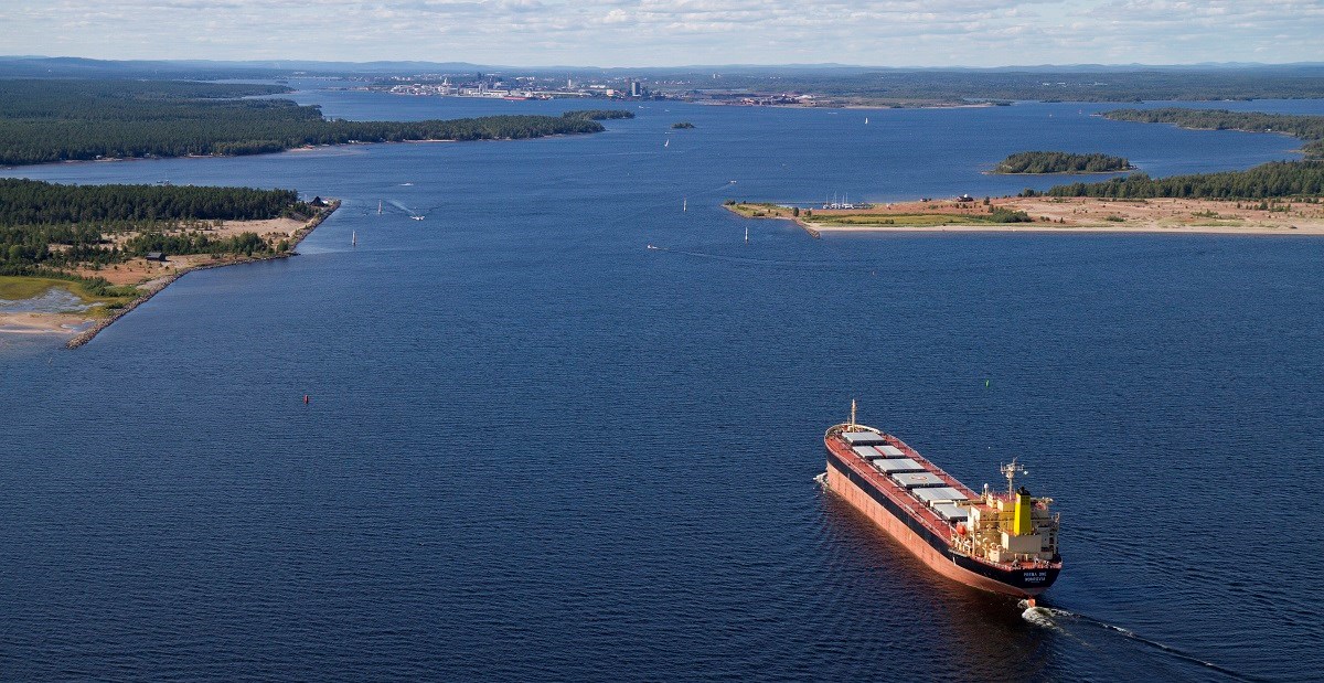 In total, around 22 million cubic metres of dredging spoil will be processed in the project to dredge the fairway and port. Here is an aerial photograph of the fairway in to Luleå. Photo: Fredrik Boman