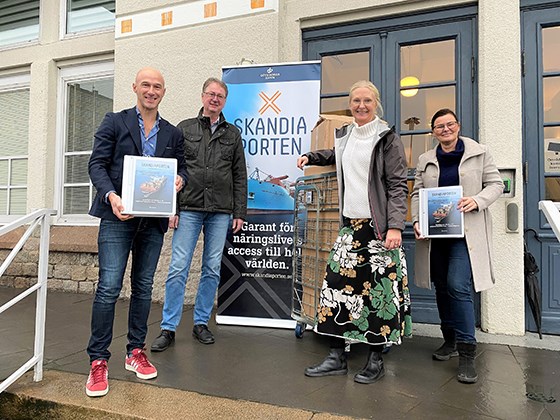 Den 22 december lämnades handlingar in till Mark och miljödomstolen i Vänersborg för miljömässig prövning. Från vänster projektledarna Patrik Benrick, Sjöfartsverket och Jan Andersson, Göteborgs Hamn. Vidare Kristina Bernstén, delprojektledare miljö, Göteborgs hamn samt Maria Paijkull, Sjöfartsverkets juridiska ombud. Foto: Göteborgs Hamn AB. Patrik Benrick, Jan Andersson, Kristina Bernstén och Maria Paijkull står ute på en trapp. Alla ser in i kameran och ler.