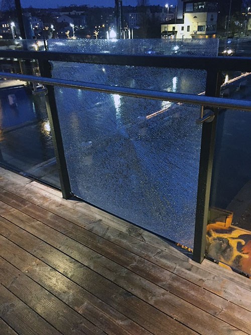 Sönderslagna glasrutor på besöksplattformen. Foto: Sjöfartsverket Sönderslagna glasrutor på besöksplattformen.