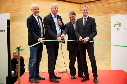 Hargs Hamn AB:s ordförande Jacob Spangenberg, Lantmännens ordförande Per Lindahl, Lantmännens VD Per Olof Nyman och Landshövding Göran Enander klipper bandet. Foto: Johan Olsson, Lantmännen. Jacob Spangenberg, Per Lindahl, Per Olof Nyman och Göran Enander klipper band på en scen. Alla ler.