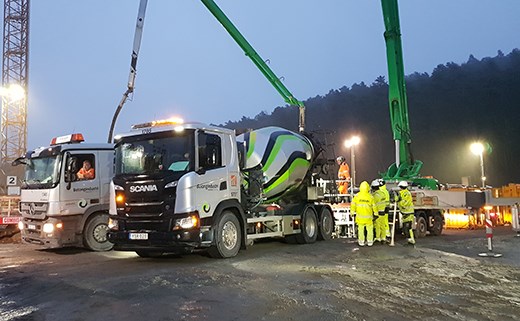 Strax före klockan sju inleddes gjutningen av norra byggropen. Foto: Agne Hörnestig Strax före klockan sju inleddes gjutningen av norra byggropen