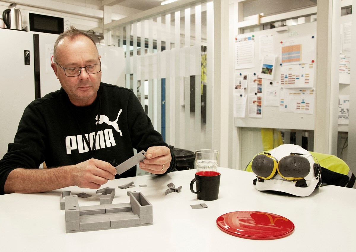 Peter Knutsson, samordnade byggledare, förklarar hur bygget ska slutföras. Peter Knutsson, samordnade byggledare, förklarar hur bygget ska slutföras.