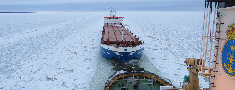Isbrytaren Ale bogserar ett fartyg genom isen.
