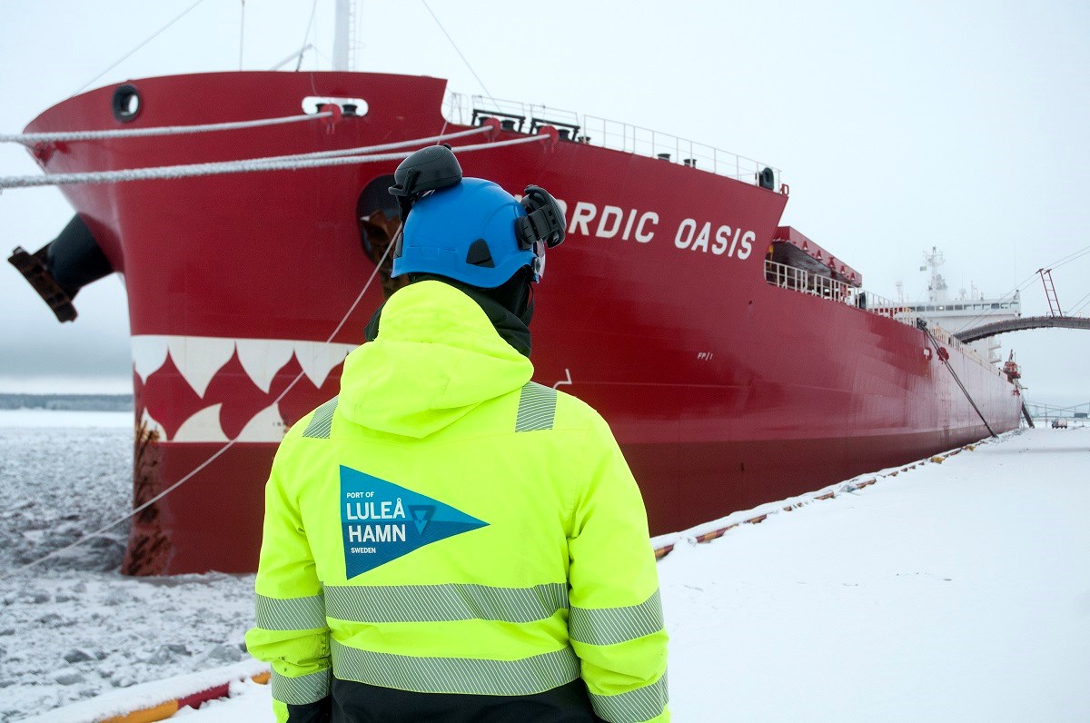 Nordic Oasis 225 x 32 meter, kunde bara lasta 51.000 ton pellets och fines, förädlad och pulveriserad järnmalm vid kajf. Hon var tvungen att gå ut på redden för att där lasta ytterligare 20.000 ton som fraktades ut av mindre fartyg, så kallad läktring. Den processen blir ett minne blott med Malmporten när fartygen kan lasta fullt vid kaj och även kan gå in fullastade för att lossa. Foto: Agne Hörnestig Nordic Oasis 225 x 32 meter, kunde bara lasta 51.000 ton pellets och fines, förädlad och pulveriserad järnmalm vid kajf. Hon var tvungen att gå ut på redden för att där lasta ytterligare 20.000 ton som fraktades ut av mindre fartyg, så kallad läktring. Den processen blir ett minne blott med Malmporten när fartygen kan lasta fullt vid kaj och även kan gå in fullastade för att lossa.