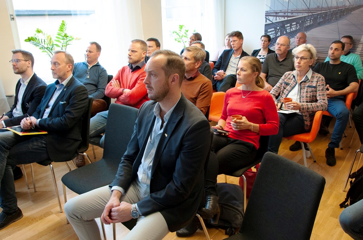 Deltagare vid Handelskammarens möte i Västerås. Längst fram i bild Johan Wahlström och vid sidan av honom Mats Jäderland, båda Sjöfartsverket, samt Thor-Björn Käck, längst till vänster. Foto: Agne Hörnestig Deltagare vid mötet i Västerås