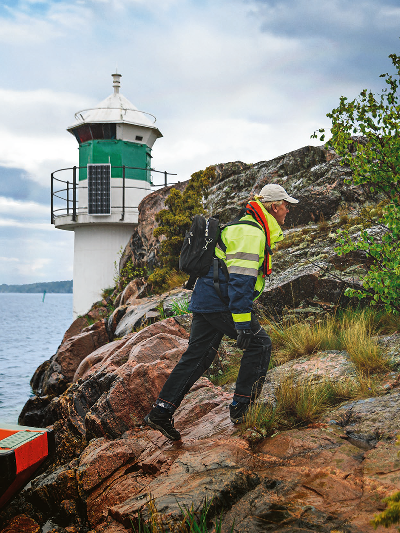 Lorenz Broman vandrar på en klippa framför en fyr. Lorenz Broman vandrar på en klippa framför en fyr.