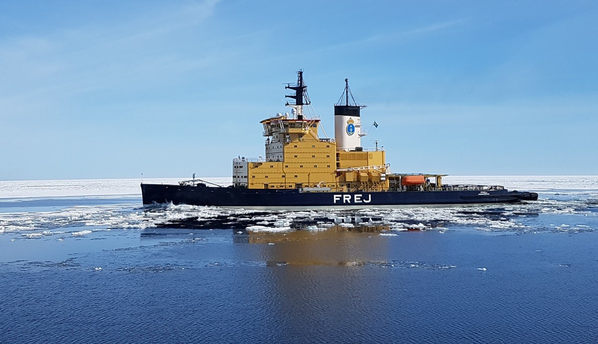 Isbrytaren Frej. Isbrytaren Frej i lätt is under en blå himmel.