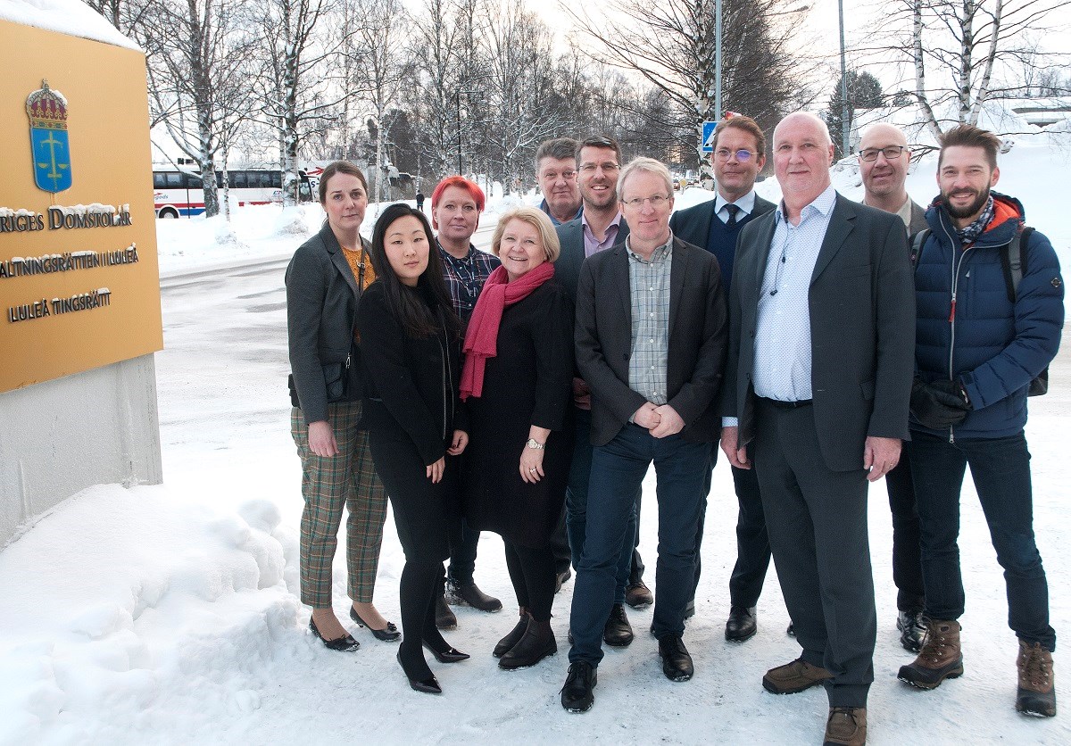 Representanter för delegationerna från Sjöfartsverket och Luleå Hamn vid förhandlingen i Mark- och miljööverdomstolen. Foto: Agne Hörnestig Representanter för delegationerna från Sjöfartsverket och Luleå Hamn vid förhandlingen i Mark- och miljööverdomstolen.