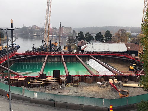 Byggropen på Lotsudden ska schaktas ur med hjälp av en schaktkran. Efter det att byggropen är urschaktad kommer en betongkaka att gjutas på botten av gropen Foto: Sjöfartsverket Byggropen på Lotsudden ska schaktas ur.