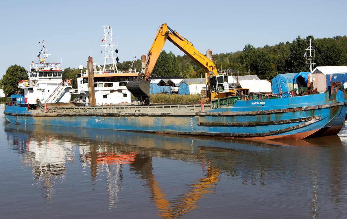 Mudderverket Karin Hoej schaktar upp förorenade massor från sjöbotten i Köpings hamn