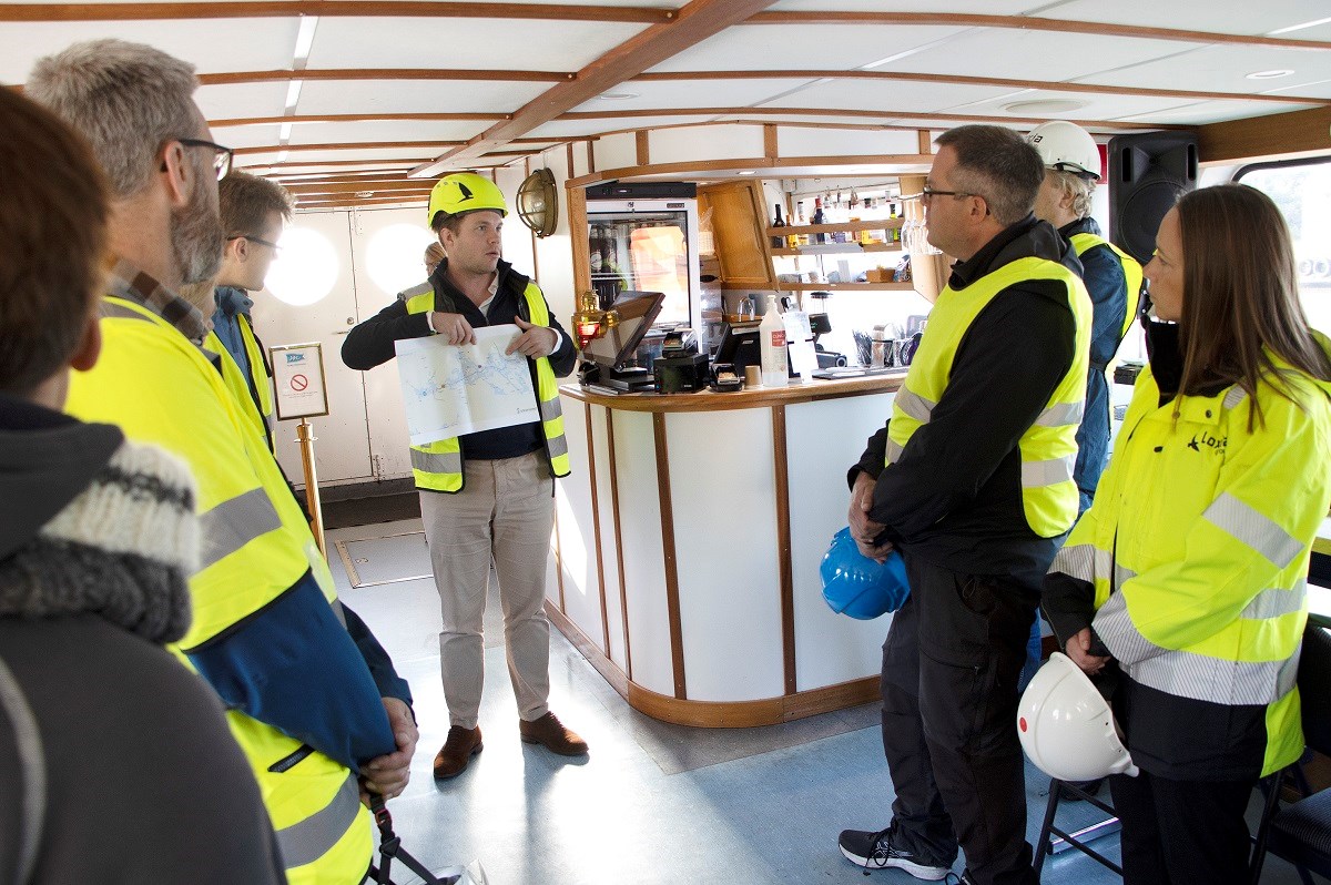 Max Bjurström, Sjöfartsverkets projektledare, Projektledare, informerar deltagare från de tre länssstyrelserna om pågående muddringsarbeten. Samtliga foton:Agne Hörnestig Max Bjurström, Projektledare för Sjöfartsverket informerar deltagare från länsstyrelsen om var arbeten pågår.